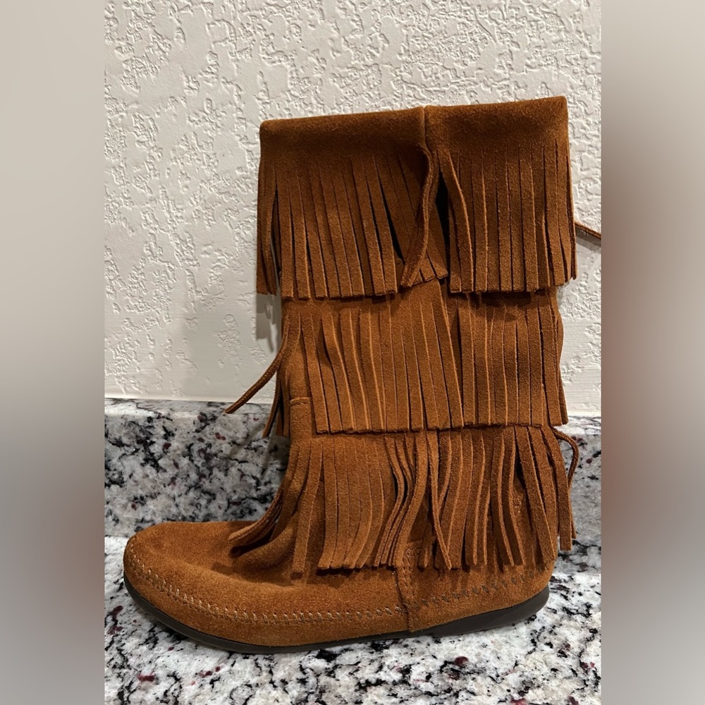 Minnetonka boots size 8